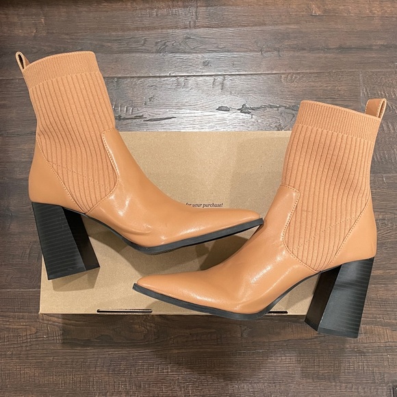 NIB CARAMEL sock booties ankle stretch on tan golden brown mocha pointed toe 6.5 - Picture 1 of 15